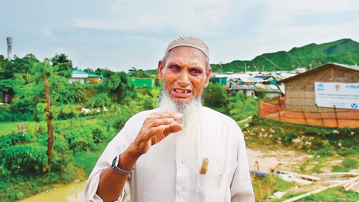 স্বদেশে ফিরতে চায় না রোহিঙ্গারা। নাগরিকত্ব ছাড়া রাখাইনে ফিরব না—শরণার্থী, ত্রাণ ও প্রত্যাবাসন কমিশনারের কার্যালয়ে সাক্ষাৎকারের পর এ কথাই বলেছেন এই রোহিঙ্গা। গতকাল টেকনাফের রোহিঙ্গা শিবিরে।  ছবি: এএফপি