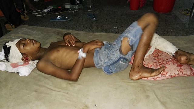 ঢাকা মেডিকেল কলেজ হাসপাতালের মেঝেতে চিকিৎসাধীন পরিচয়হীন শিশু। ছবি: আমিনুল ইসলাম