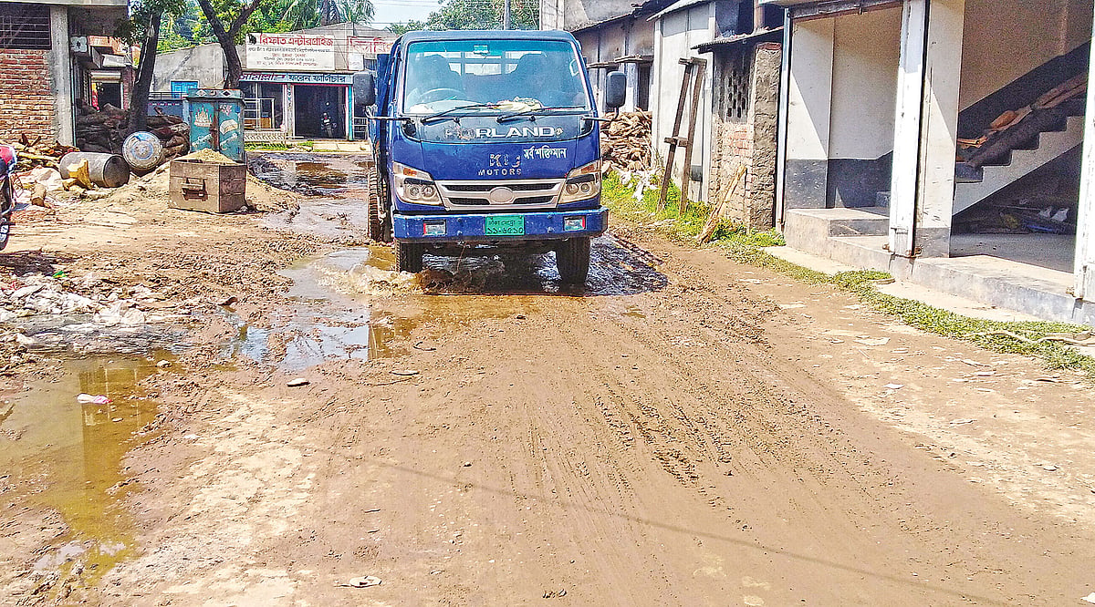 গোপালগঞ্জের কুয়াডাঙ্গা-চাপাইল সড়কে সৃষ্টি হওয়া বড় বড় গর্তে পানি জমে আছে। ছবি: প্রথম আলো