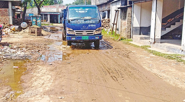 গোপালগঞ্জের কুয়াডাঙ্গা-চাপাইল সড়কে সৃষ্টি হওয়া বড় বড় গর্তে পানি জমে আছে।  ছবি: প্রথম আলো