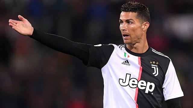 তরুণ রোনালদোকে দলে টানতে কত খরচ করতে হতো জানালেন রোনালদোই। ছবি: রয়টার্স