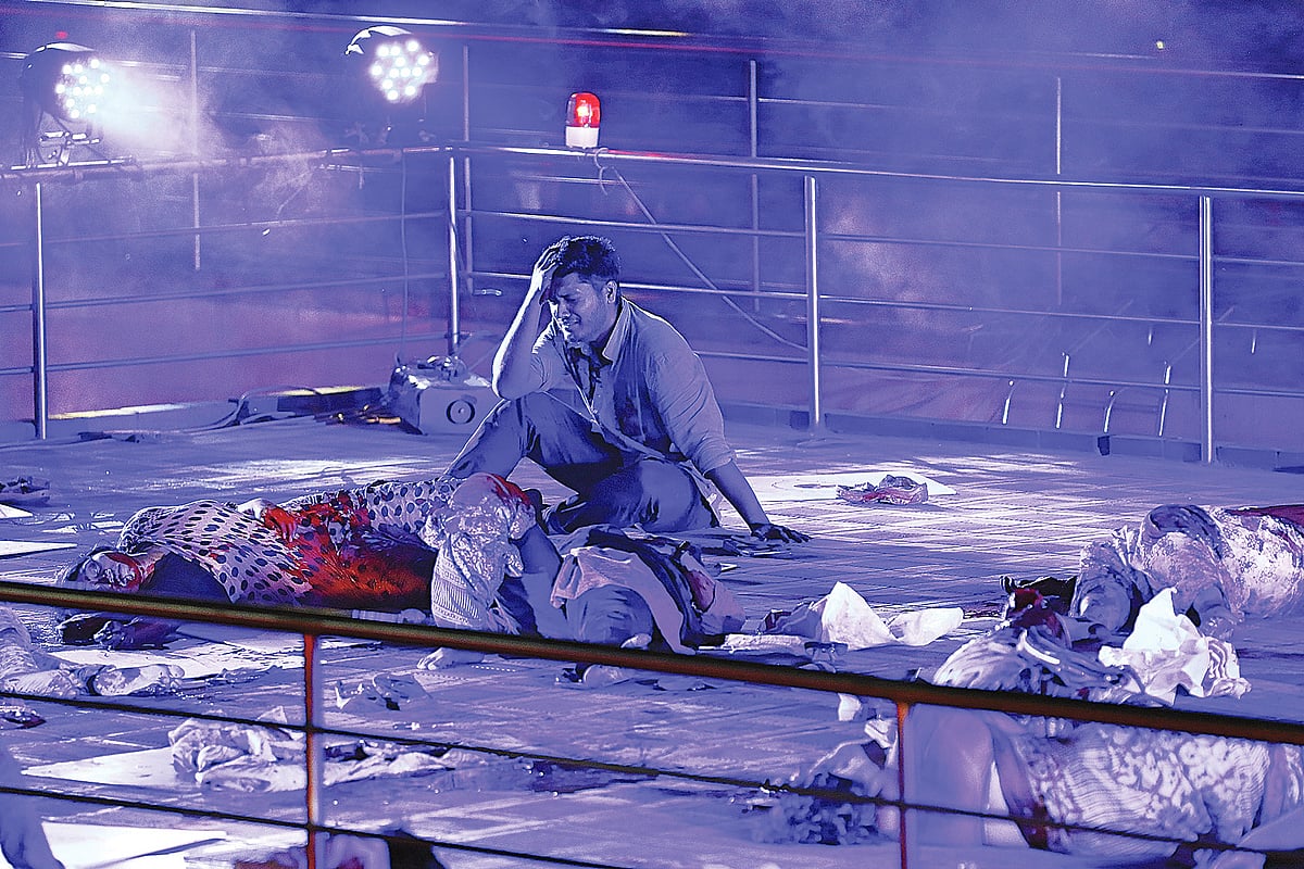 স্থাপনাশিল্প ‘২১ আগস্ট’–এর একটি মুহূর্ত। গতকাল বাংলাদেশ শিল্পকলা একাডেমির নন্দনমঞ্চে। ছবি: সাবিনা ইয়াসমিন