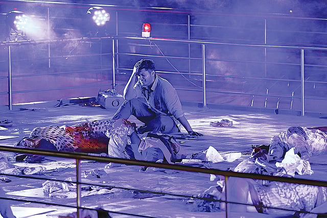 স্থাপনাশিল্প ‘২১ আগস্ট’–এর একটি মুহূর্ত। গতকাল বাংলাদেশ শিল্পকলা একাডেমির নন্দনমঞ্চে।  ছবি: সাবিনা ইয়াসমিন