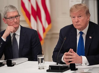 মার্কিন প্রেসিডেন্ট ডোনাল্ড ট্রাম্প ও অ্যাপলের প্রধান নির্বাহী টিম কুক।