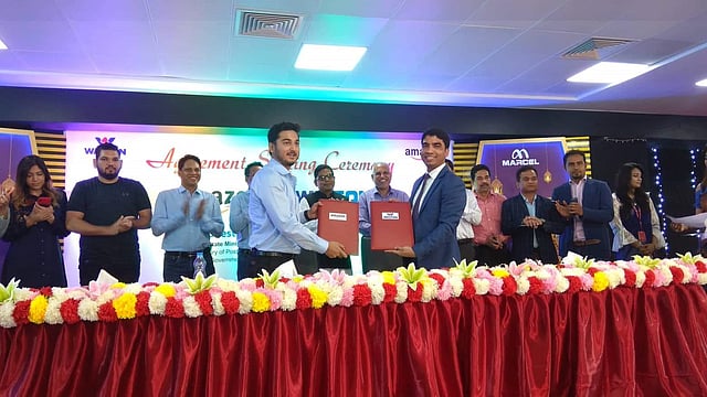 আমাজন ও ওয়ালটনের কর্মকর্তারা চুক্তি করেছেন। ছবি: সংগৃহীত।