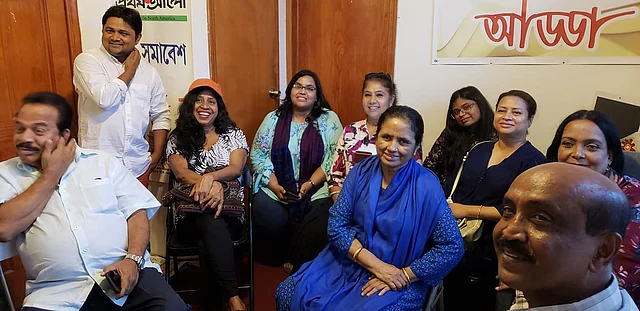 নানা আলাপে আড্ডা জমিয়ে রাখেন হুমায়ুন বখত। ছবি: প্রথম আলো