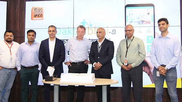 স্বাস্থ্যসেবার ডিজিটাল প্ল্যাটফর্ম উদ্বোধন করেন বাংলালিংকের কর্মকর্তারা। ছবি: সংগৃহীত