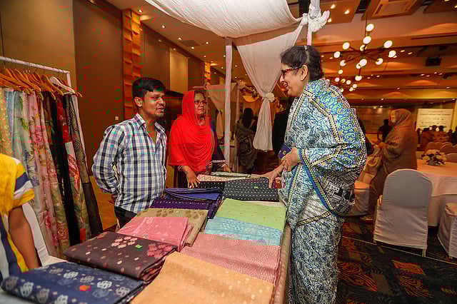 ঐতিহ্যবাহী হস্তশিল্পপণ্যের প্রদর্শনী ঘুরে দেখছেন ক্রেতারা। ছবি: প্রথম আলো