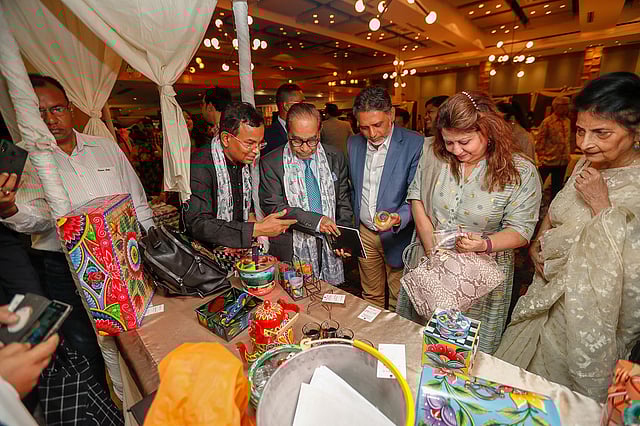 স্টল ঘুরে দেখছেন এইচ টি ইমাম। ছবি: প্রথম আলো