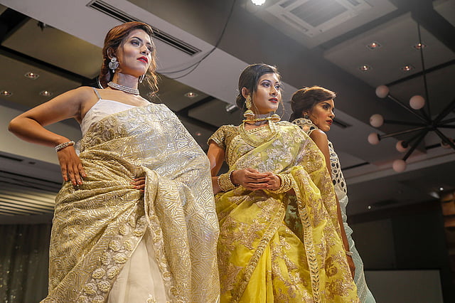 ঐতিহ্যবাহী কাপড়ে তৈরি শাড়ির আধুনিক উপস্থাপনা। ছবি: প্রথম আলো