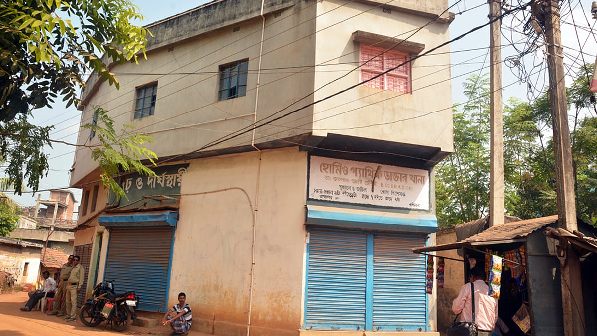 বোমা তৈরির সময় খাগড়াগড়ের এই বাড়িতে বিস্ফোরণের ঘটনা ঘটে। ফাইল ছবি