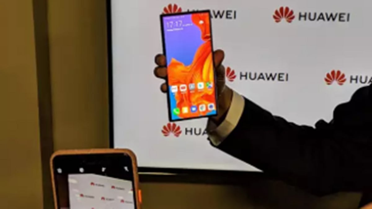 হুয়াওয়ের অ্যান্ড্রয়েডচালিত ফোন।