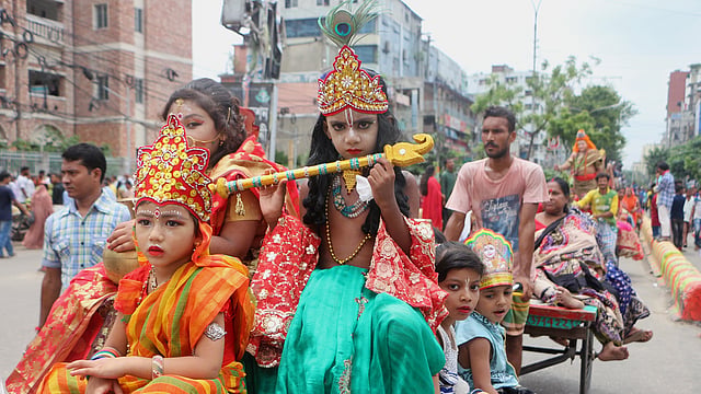 সনাতন ধর্মাবলম্বীদের আরাধ্য ভগবান শ্রীকৃষ্ণের শুভ জন্মাষ্টমী উপলক্ষে নগরীতে সকালে শোভাযাত্রা বের করা হয়। বঙ্গবন্ধু সড়কের কালীরবাজার এলাকা, নারায়ণগঞ্জ, ২৩ আগস্ট। ছবি: দিনার মাহমুদ ।