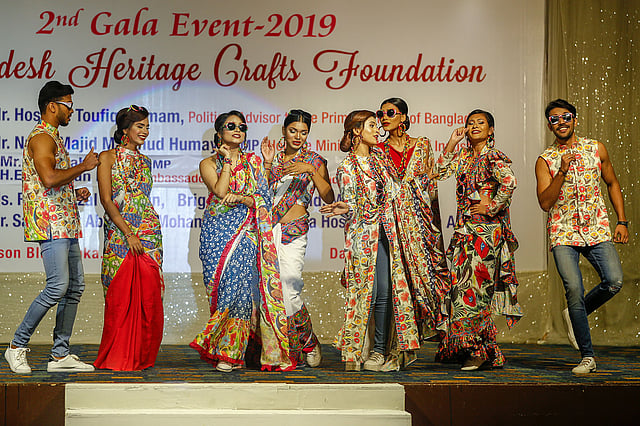 তরুণ মডেলরা তুলে ধরেন ঐতিহ্যের বাহারি পোশাক। ছবি: প্রথম আলো