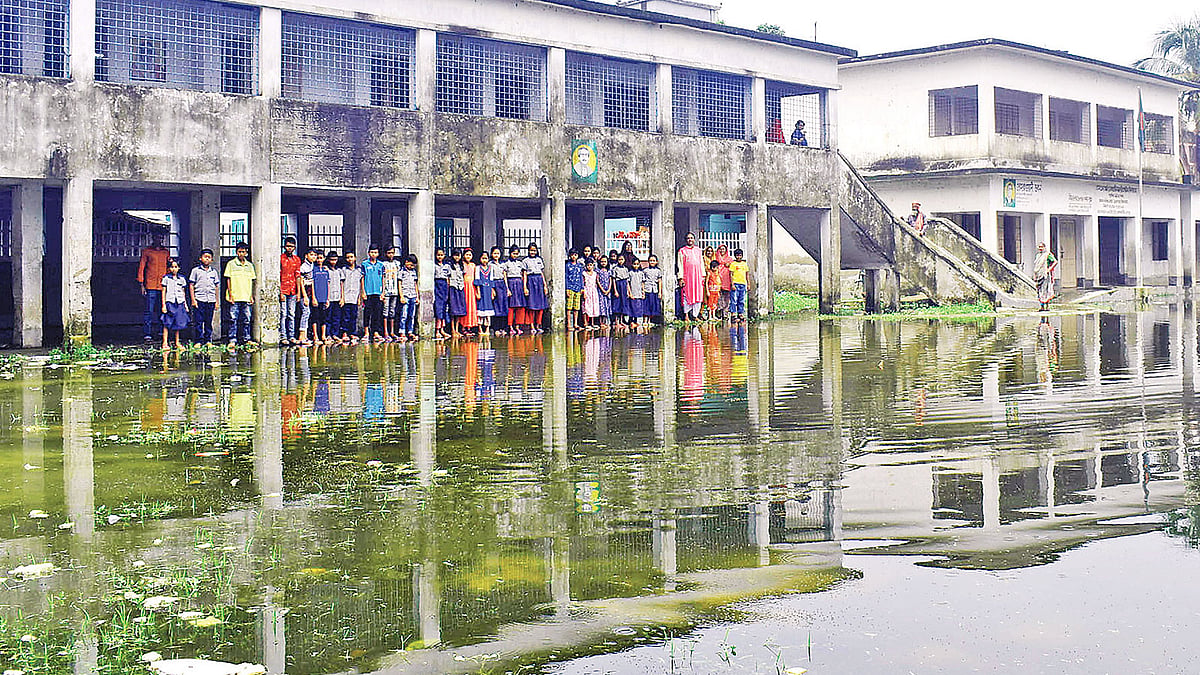 এসএমআই একাডেমি সরকারি প্রাথমিক বিদ্যালয়ের জলাবদ্ধ ভবন। সম্প্রতি বগুড়ার সান্তাহার পৌরসভায়।  ছবি: প্রথম আলো