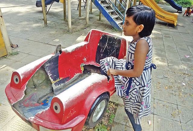 ভেঙে ঝুঁকিপূর্ণ অবস্থায় থাকা ‘মোটর কার’।