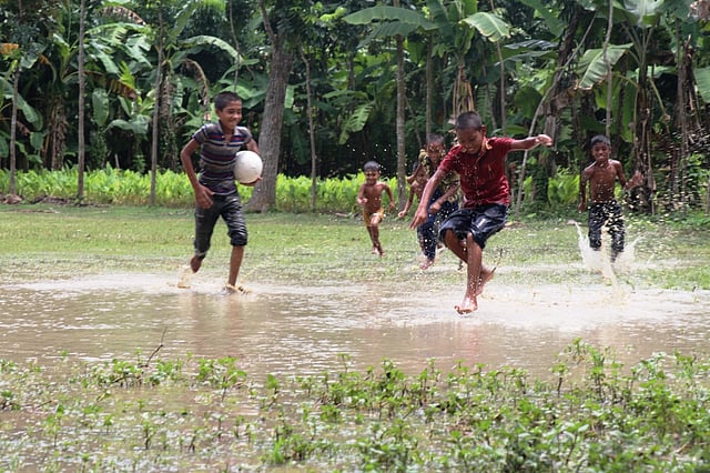 ফুটবল খেলার চেয়ে পানি ছিটানোই মুখ্য।
