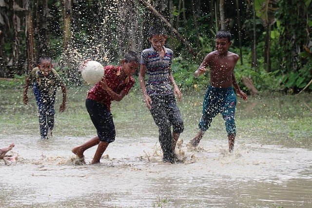 বল হাত ছুঁয়েছে। এখন হবে পেনাল্টি শট।