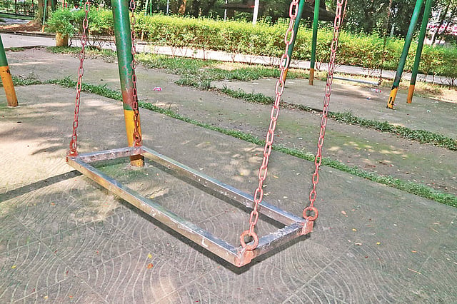 নেই দোলনার বসার অংশ।