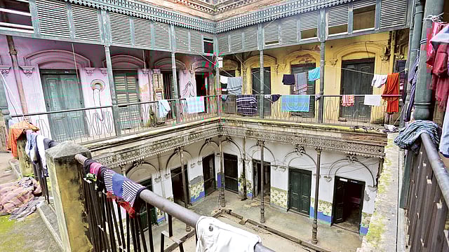 কবি নজরুল সরকারি কলেজের ছাত্রদের একমাত্র ছাত্রাবাস এভাবেই চলছে বেহাল দশায়। পুরান ঢাকার মোহিনী মোহন দাস লেনে।  ছবি: প্রথম আলো