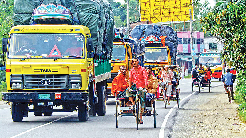 মহাসড়কে দূরপাল্লার যানবাহনের সঙ্গে পাল্লা দিয়ে চলছে তিন চাকার যান। অথচ এসব তিন চাকার যান মহাসড়কে নিষিদ্ধ। বগুড়া-রংপুর মহাসড়কের নওদাপাড়া এলাকা। ফাইল ছবি