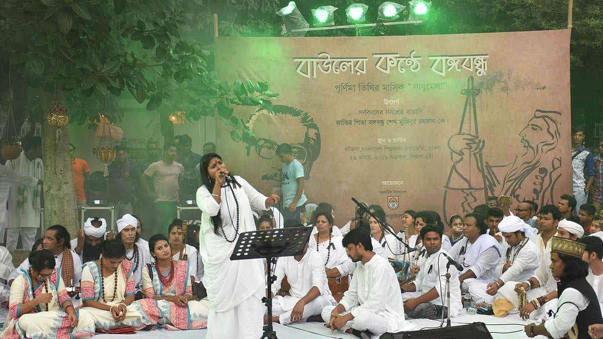 শিল্পকলা একাডেমি প্রাঙ্গণে বাউল গান পরিবেশন করছেন শিল্পী। ছবি: প্রথম আলো