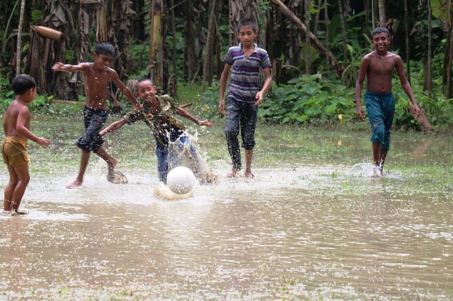ফুটবল খেলার ফাঁকে চলছে নাচানাচিও।