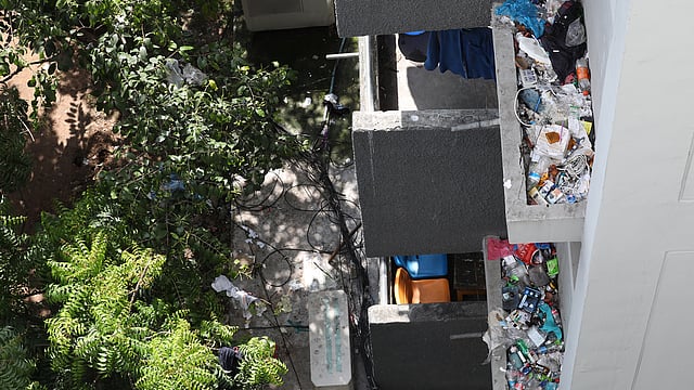 ঢাকা বিশ্ববিদ্যালয়ের জগন্নাথ হলের কার্নিসে জমেছে ময়লা। বৃষ্টি হলেই জমে যায় পানি। ছবি: সাইফুল ইসলাম