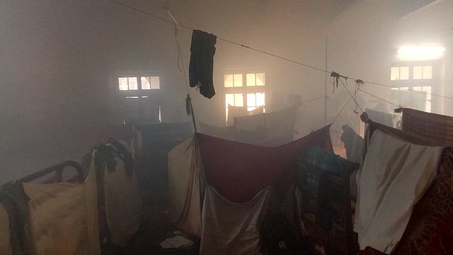 ঢাকা বিশ্ববিদ্যালয়ের সলিমুল্লাহ মুসলিম হলে রুম নম্বর ৮৫–তে এই মাত্র দেওয়া হয়েছে ফগার মেশিনের ধোঁয়া। ছবি: প্রথম আলো