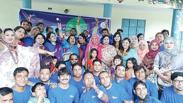 পুনর্মিলনী অনুষ্ঠানে কুষ্টিয়া সরকারি কলেজের প্রাক্তন শিক্ষার্থী ও তাঁদের পরিবারের সদস্যরা। ছবি: সংগৃহীত