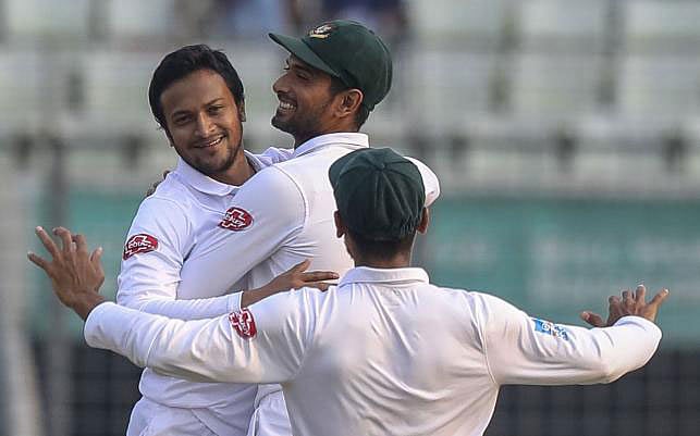 সাকিবের মতো অভিজ্ঞ বোলাররা আছে বলেই বাংলাদেশ এগিয়ে। ফাইল ছবি