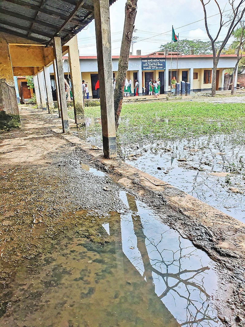 নাওজোড় সরকারি প্রাথমিক বিদ্যালয়ের মাঠ ও স্থাপনায় জমে আছে পানি। গত মঙ্গলবার বেলা সাড়ে ১১টায় তোলা।  প্রথম আলো