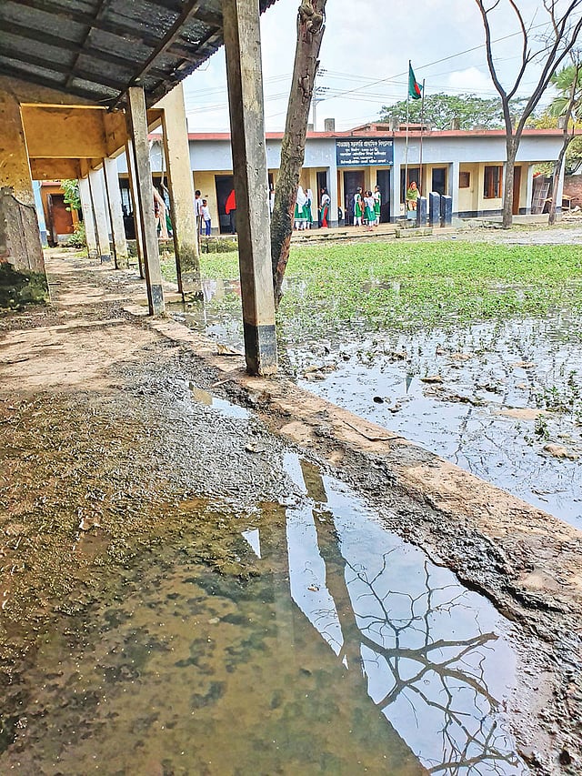নাওজোড় সরকারি প্রাথমিক বিদ্যালয়ের মাঠ ও স্থাপনায় জমে আছে পানি। গত মঙ্গলবার বেলা সাড়ে ১১টায় তোলা।  প্রথম আলো