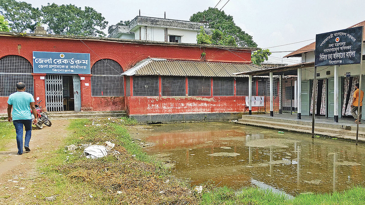 কিশোরগঞ্জ শহরের পুরাতন কোর্ট এলাকা। এখানে রয়েছে জেলা প্রশাসনের রেকর্ড রুমসহ গুরুত্বপূর্ণ ছয়টি সরকারি কার্যালয়। এমন স্থানে দীর্ঘদিন ধরে রয়েছে জলাবদ্ধতা। গতকাল বৃহস্পতিবার তোলা ছবি। প্রথম আলো