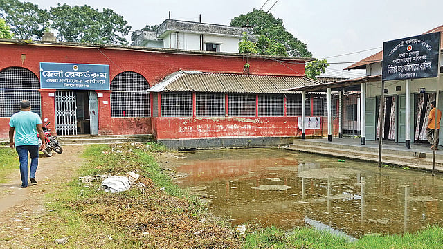 কিশোরগঞ্জ শহরের পুরাতন কোর্ট এলাকা। এখানে রয়েছে জেলা প্রশাসনের রেকর্ড রুমসহ গুরুত্বপূর্ণ ছয়টি সরকারি কার্যালয়। এমন স্থানে দীর্ঘদিন ধরে রয়েছে জলাবদ্ধতা। গতকাল বৃহস্পতিবার তোলা ছবি।  প্রথম আলো