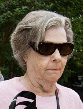 যুক্তরাষ্ট্রের ফ্লোরিডার অধিবাসী গ্লোরিয়া ম্যাকেঞ্জি ৮৪ বছর বয়সে লটারিতে ৬০ কোটি ডলার জিতেছিলেন। সেই টাকা দিয়ে তিনি নিজে যে প্রাথমিক বিদ্যালয়ে পড়েছিলেন সেটা পুনর্নির্মাণ করে দিয়েছিলেন। ছবি: সংগৃহীত