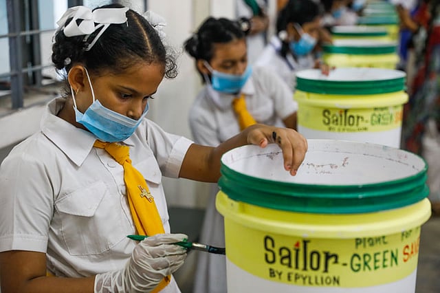 ড্রামগুলোর গায়ে শিক্ষার্থীরা তুলির আঁচড়ে ফুটিয়ে তোলে নানা ছবি।