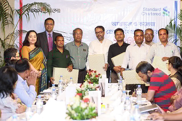 প্রথম আলো-স্ট্যান্ডার্ড চার্টার্ড আন্তস্কুল ও কলেজ প্রোগ্রামিং প্রতিযোগিতার মতবিনিময় সভায় অতিথিদের সঙ্গে পুরস্কারপ্রাপ্তরা। প্যান প্যাসিফিক সোনারগাঁও হোটেল, ঢাকা, ২৫ আগস্ট। ছবি: সাইফুল ইসলাম