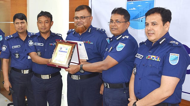 ঢাকা রেঞ্জের ডিআইজি হাবিবুর রহমান শ্রেষ্ঠ পুলিশ সুপারের ক্রেষ্ট তুলে দিচ্ছেন নারায়ণগঞ্জের এসপি মোহাম্মদ হারুন অর রশীদকে। ছবি: সংগৃহীত