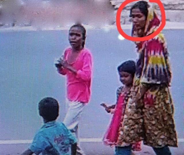 এক নারী চকলেট দিয়ে রানীকে চুরি করে নিয়ে গিয়েছিলেন। ছবি: সিসিটিভি ফুটেজ থেকে নেওয়া