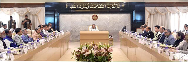 মন্ত্রিসভার বৈঠকে সভাপতিত্ব করছেন প্রধানমন্ত্রী শেখ হাসিনা। প্রধানমন্ত্রীর কার্যালয়, তেজগাঁও, ঢাকা, ২৬ আগস্ট। ছবি: পিআইডি