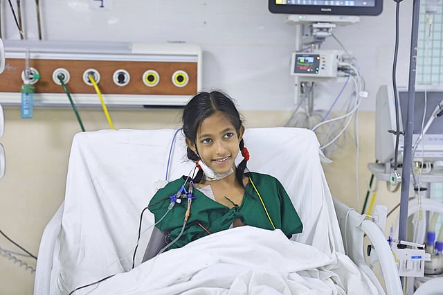 বাংলাদেশের সরকারি হাসপাতালে কাটাছেঁড়া ছাড়া হৃদ্‌যন্ত্রের অস্ত্রোপচার করা প্রথম রোগী নূপুর। জাতীয় হৃদ্‌রোগ ইনস্টিটিউট ও হাসপাতাল, ঢাকা, ২৬আগস্ট। ছবি: সাবিনা ইয়াসমিন