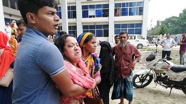 মাগুরায় সড়ক দুর্ঘটনায় রেহেনা আমানের মৃত্যুর ঘটনায় তার এক স্বজনের আহাজারি। মাগুরা ২৫০ শয্যা হাসপাতাল, ২৬ আগস্ট। ছবি: কাজী আশিক রহমান।
