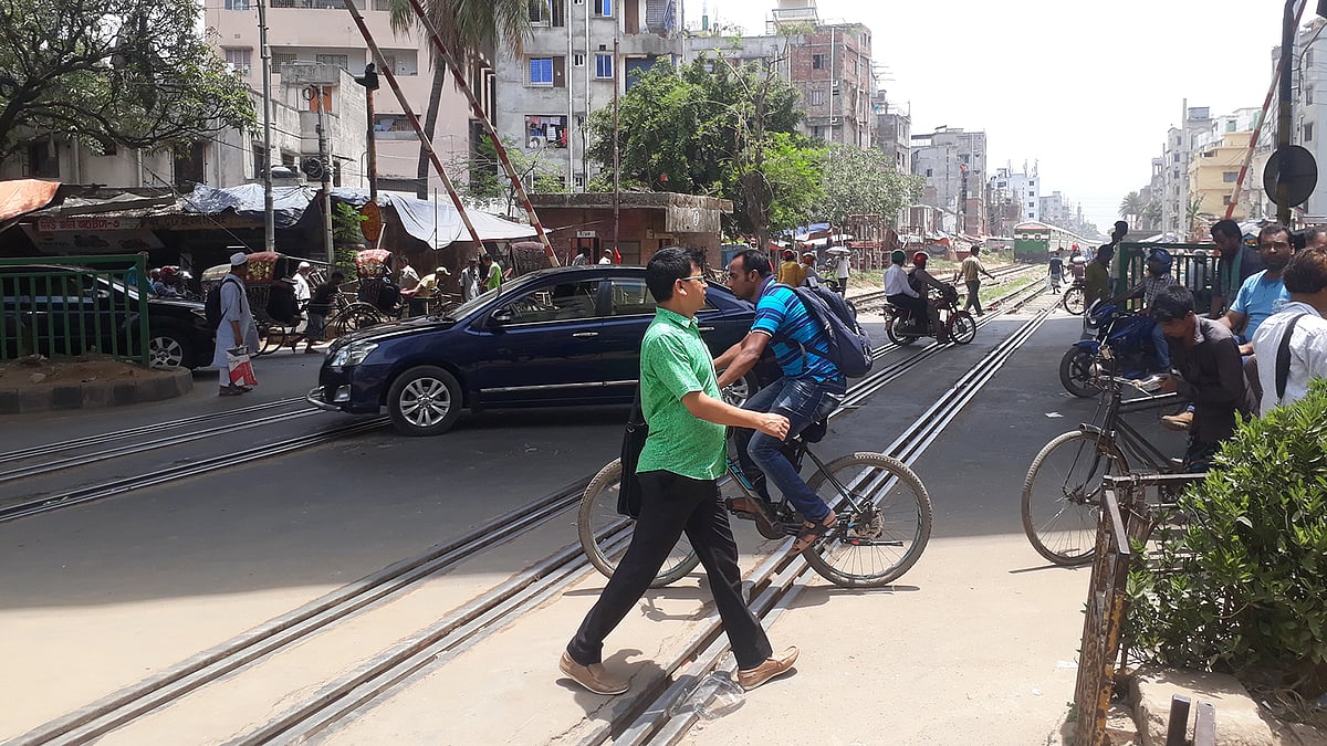 ঢাকার মগবাজার রেলক্রসিং। ছবি: আসাদুজ্জামান