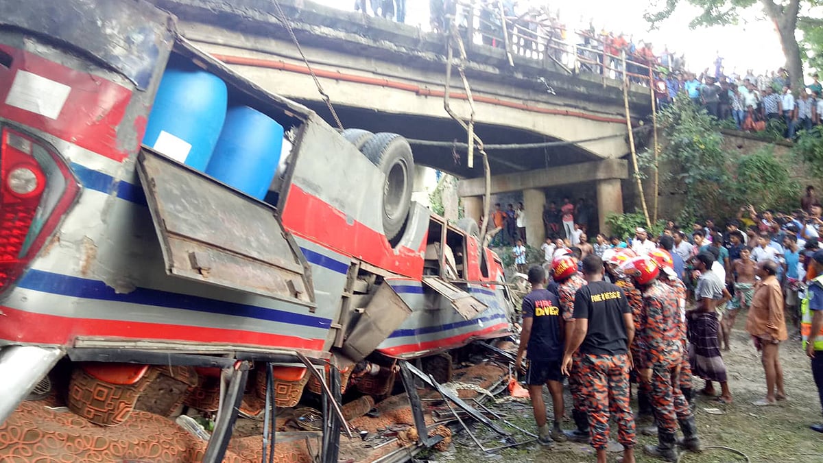 ঢাকা-খুলনা মহাসড়কে ফরিদপুর সদরের মাচ্চর ইউনিয়নের ধুলদী এলাকায় ঝুঁকিপূর্ণ সেতুর রেলিংটি আবার বাঁশ দিয়েই মেরামত করেছে সড়ক বিভাগ। শনিবার দুপুরে রেলিং ভেঙে বাস খাদে পড়ে ৮ জন নিহত ও ১৮ জন আহত হন। প্রথম আলো ফাইল ছবি