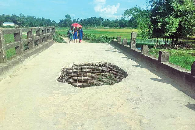 কালভার্টের মাঝখানের ঢালাই ভেঙে যান চলাচল বন্ধ। সম্প্রতি কমলগঞ্জের ছলিমবাজার-সুনছড়া রাস্তার চেরারপার সরকারি প্রাথমিক বিদ্যালয় এলাকায়।  প্রথম আলো
