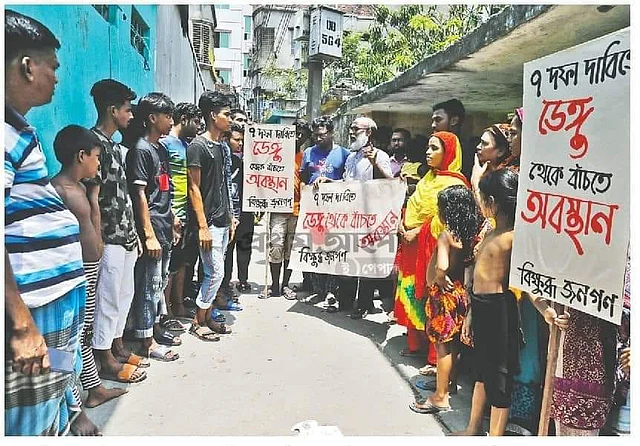 জুরাইন এলাকায় মশার প্রজননক্ষেত্র ধ্বংসে অবহেলার প্রতিবাদ করার সময় তাঁকে গ্রেপ্তারের চেষ্টা হয়। পরে সাংবাদিকদের হস্তক্ষেপে তিনি রেহাই পান। ছবি: প্রথম আলো