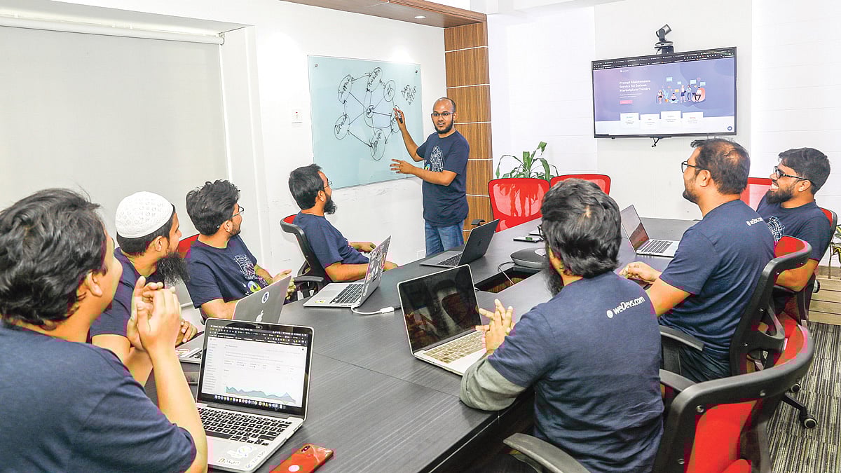 ‘দোকানের’ কর্মী ৬০ জনের মতো। তাদের কয়েক জনকে কাজ বুঝিয়ে দিচ্ছেন উদ্যোক্তাদের একজন। ছবি: এবং বাণিজ্য