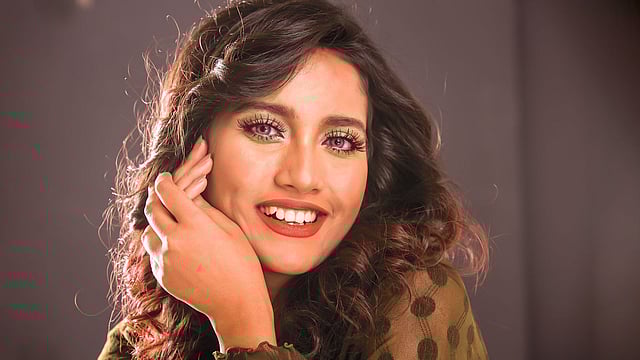 মেরুন রাতে মানায় বেশি। তবে যাঁরা একটু গাঢ় রং ব্যবহারে অভ্যস্ত, তাঁরা দিনের যেকোনো সময়ই ব্যবহার করতে পারেন