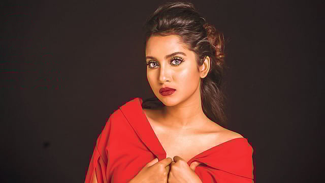 গ্লসি লাল লিপস্টিক রাতের দাওয়াতের জন্য মানানসই